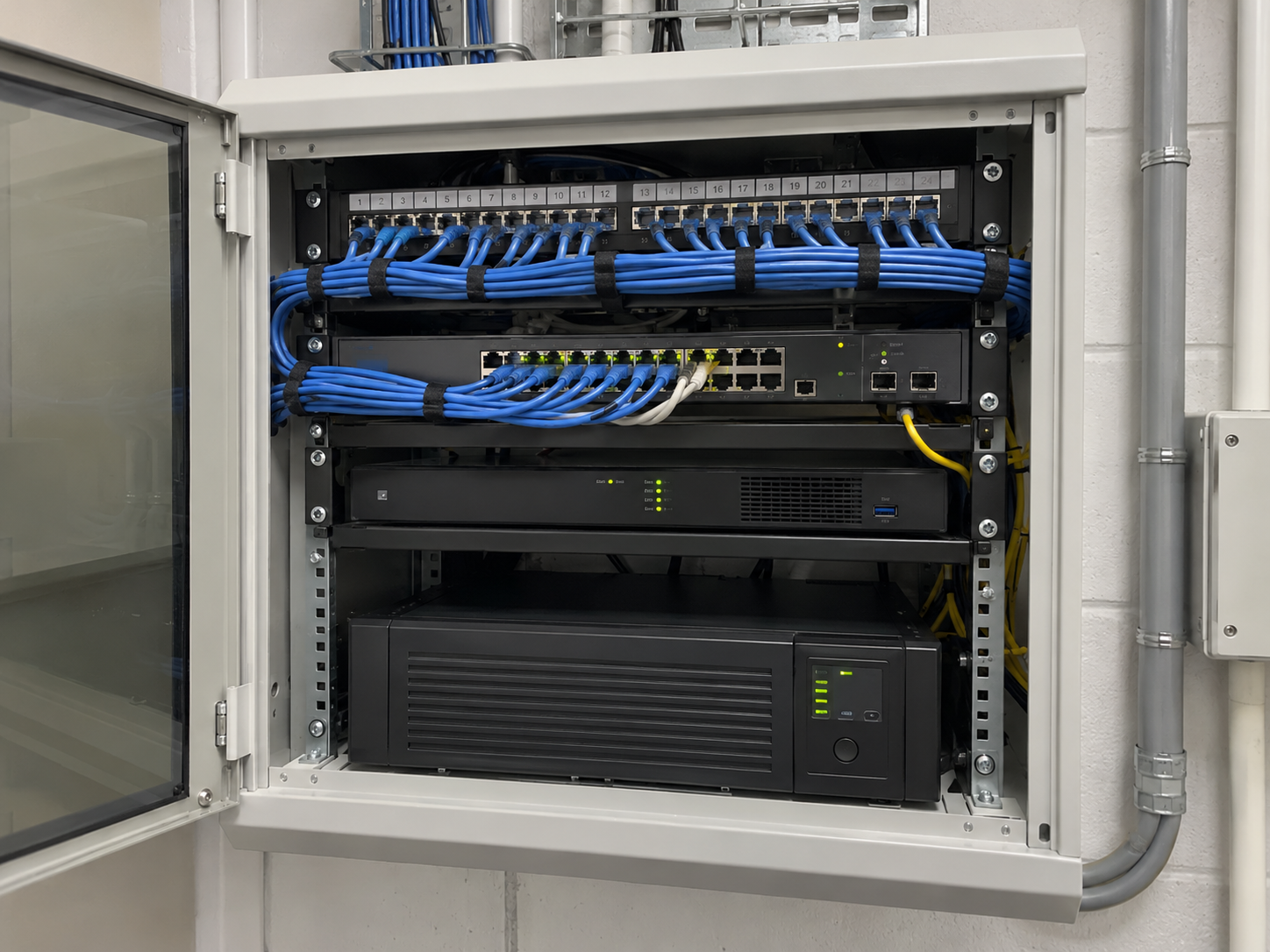 Central telefónica instalada en rack ordenado