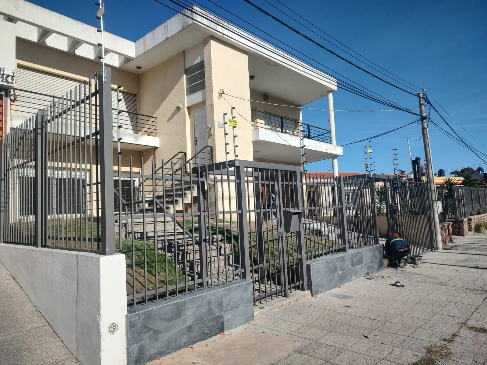 Cerca sobre reja residencial