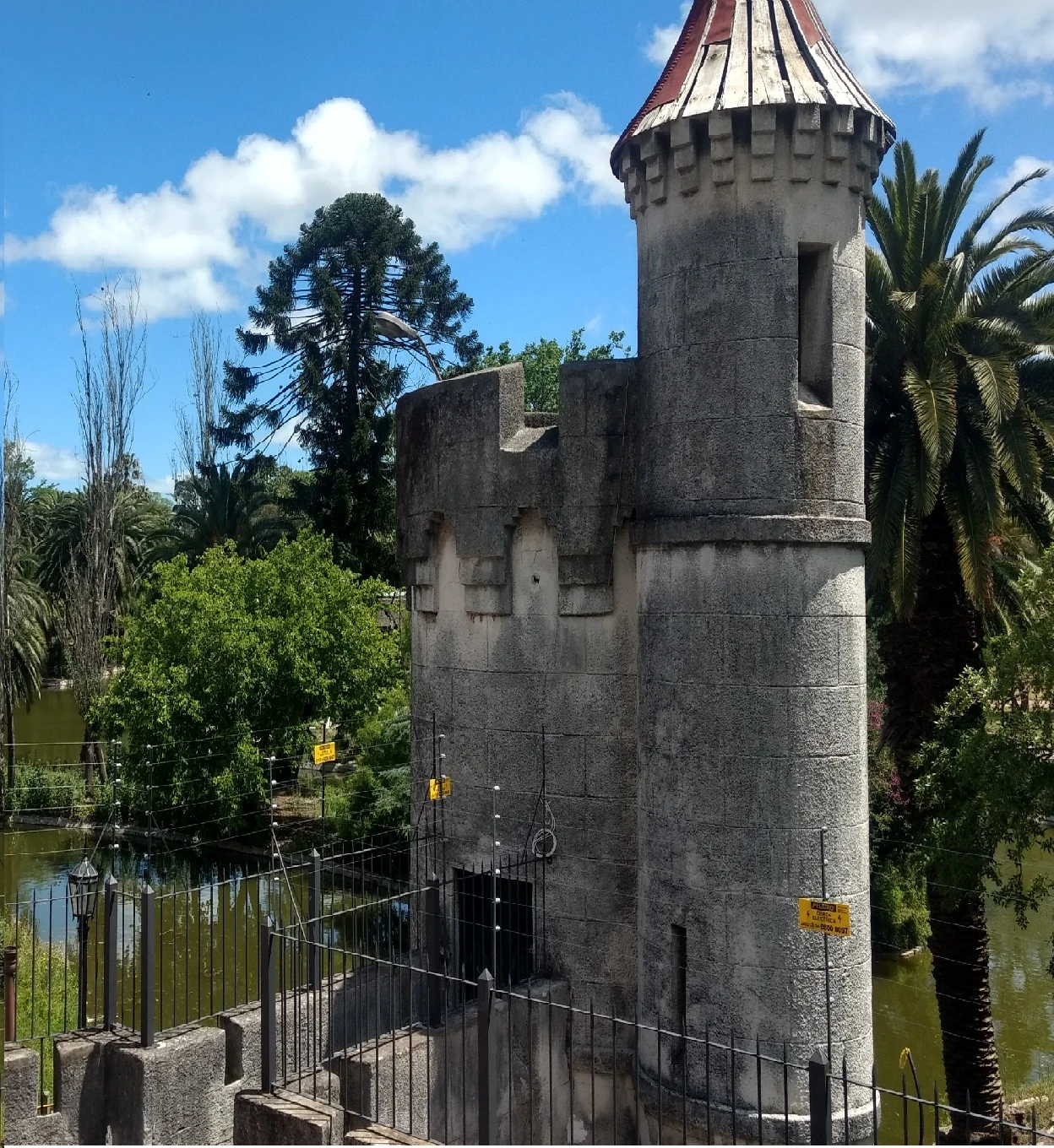 Protección de perímetro junto a torre