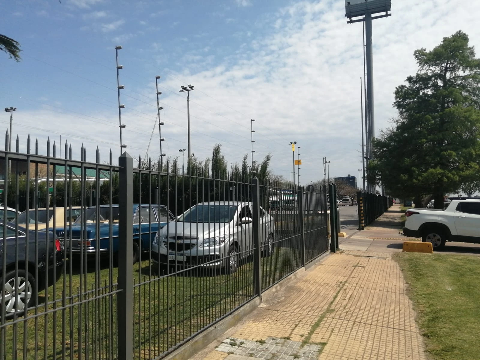 Cerca perimetral en predio comercial