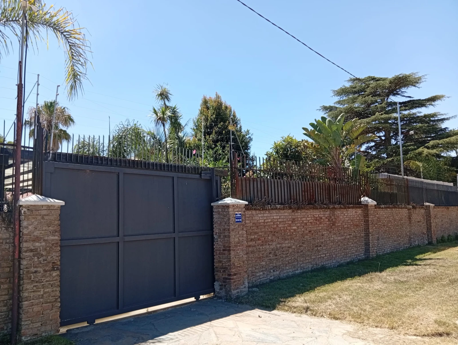 Protección de residencia con jardín