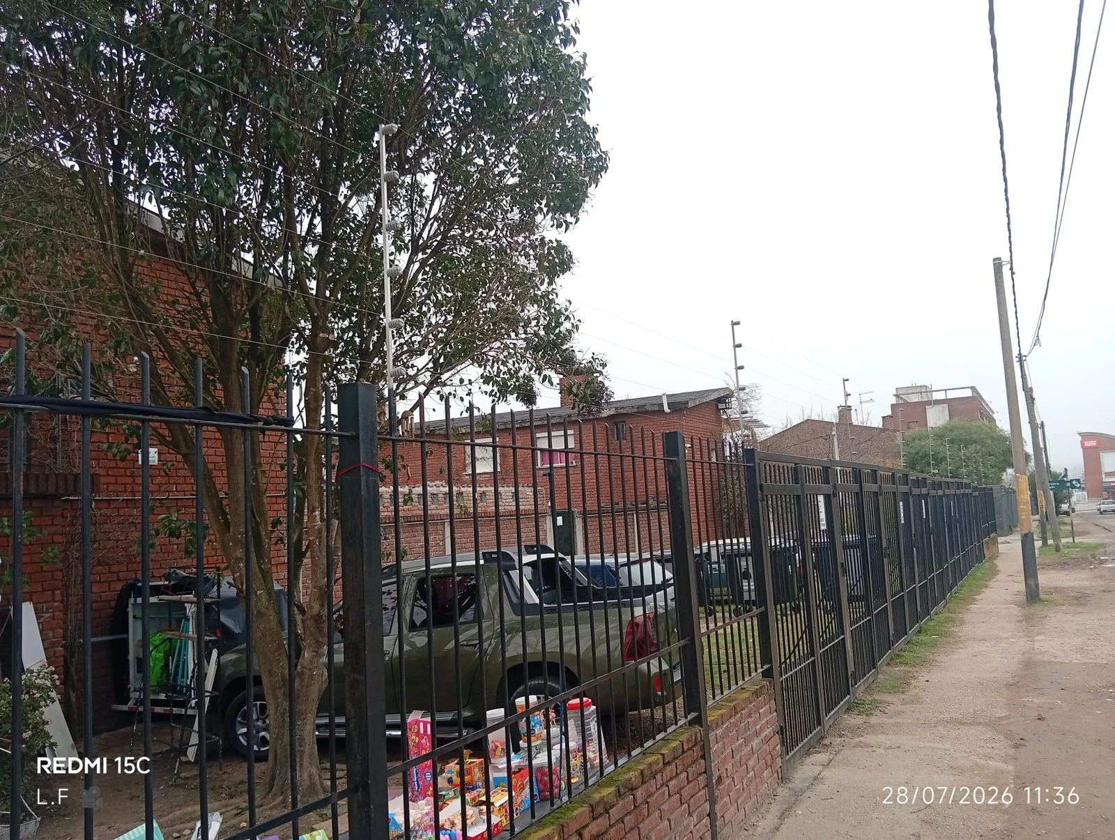 Cerca sobre reja en complejo residencial