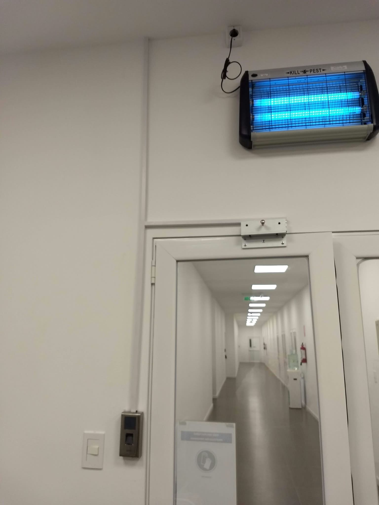 Acceso con lector biométrico y cerradura electromagnética