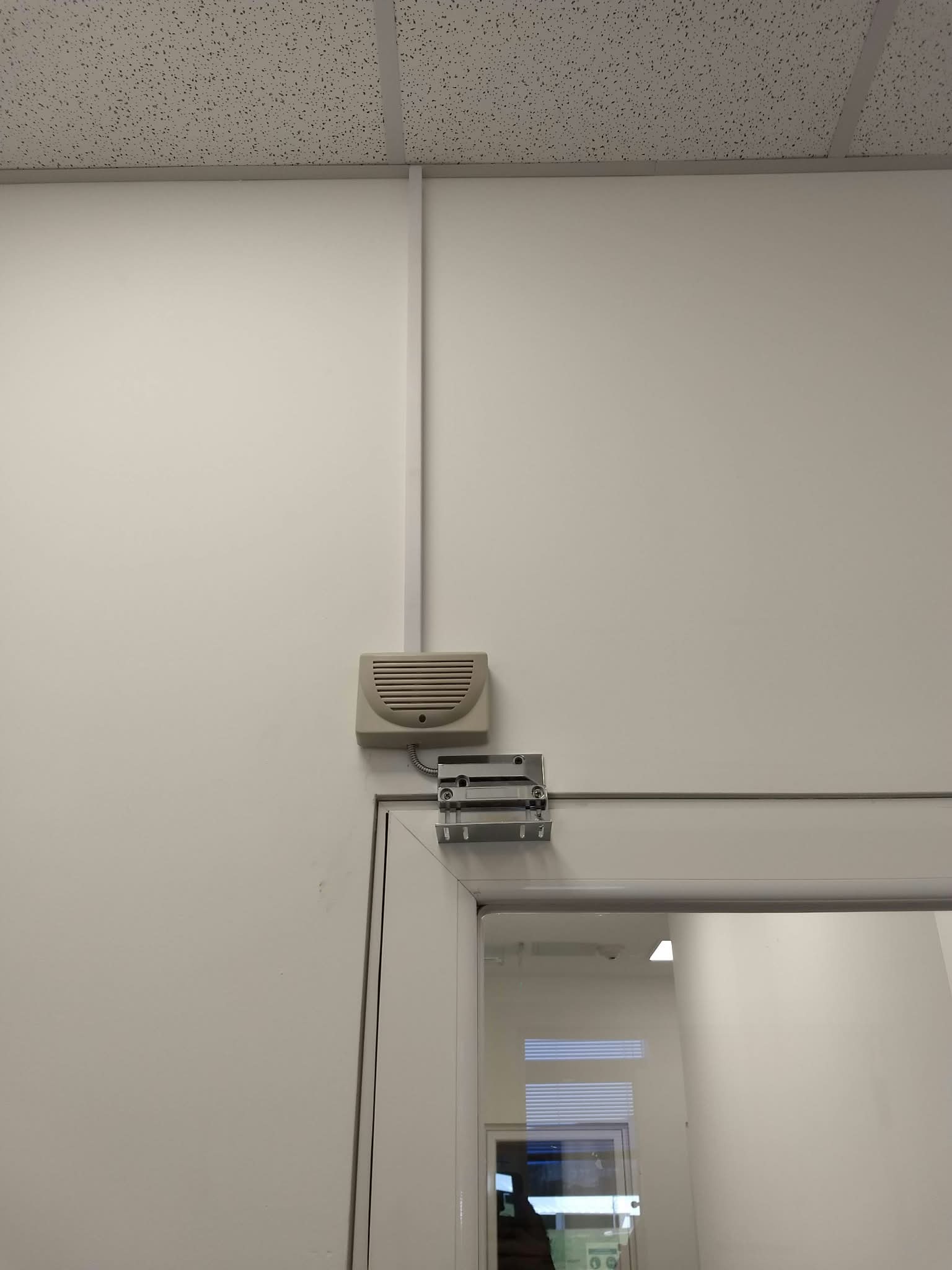 Electroimán instalado en puerta interior