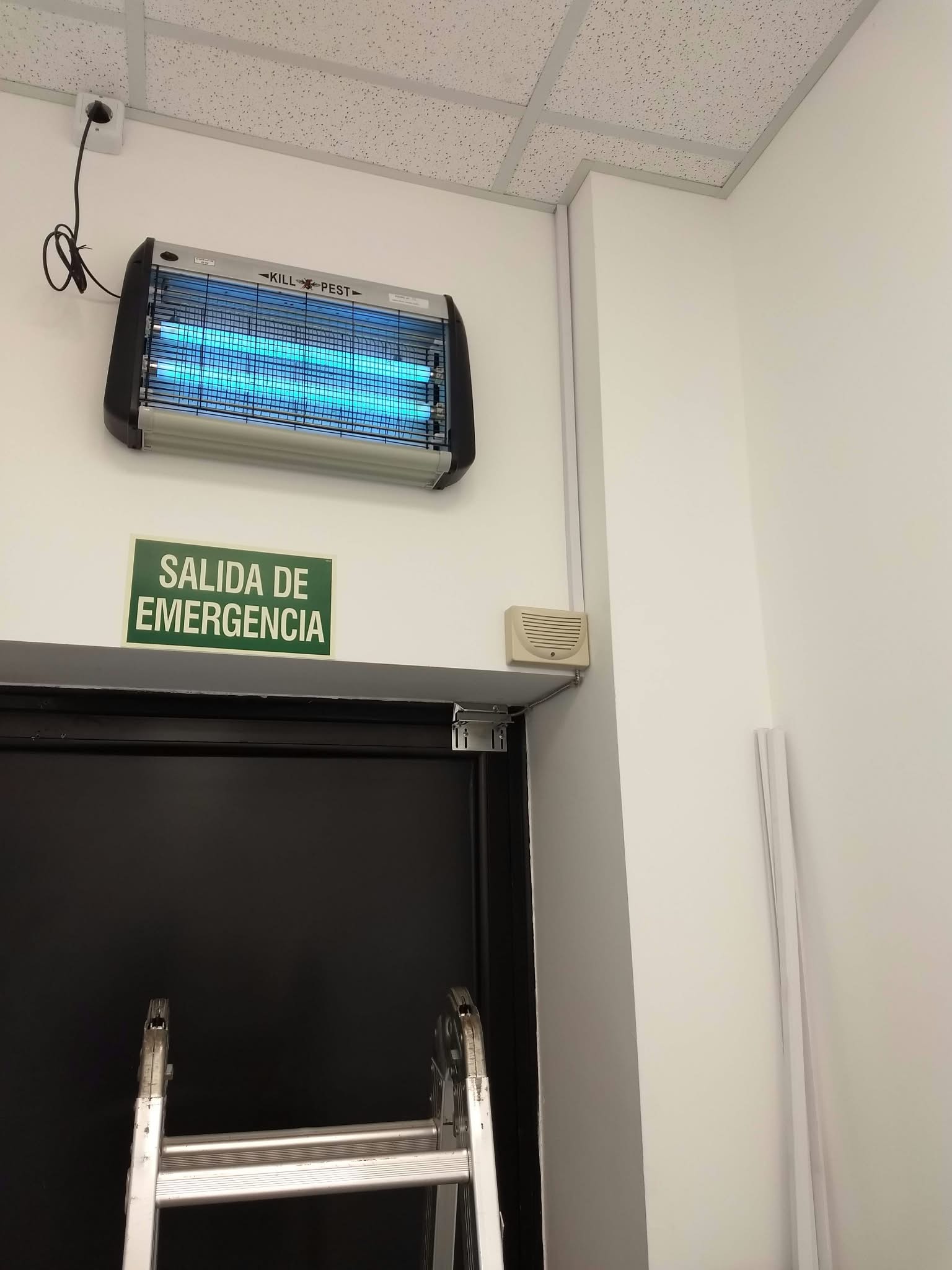 Sistema de control en salida de emergencia