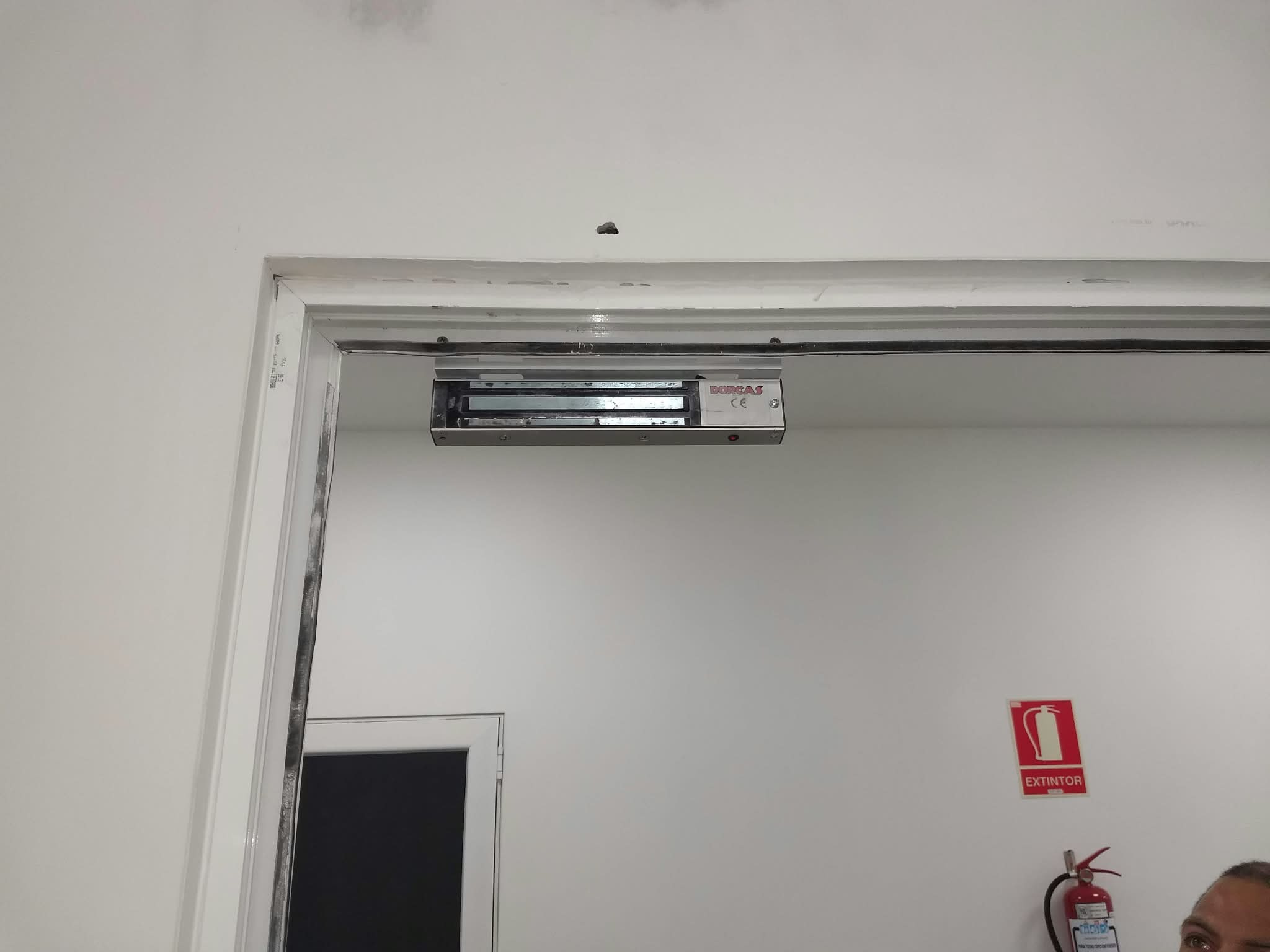 Electroimán instalado en acceso