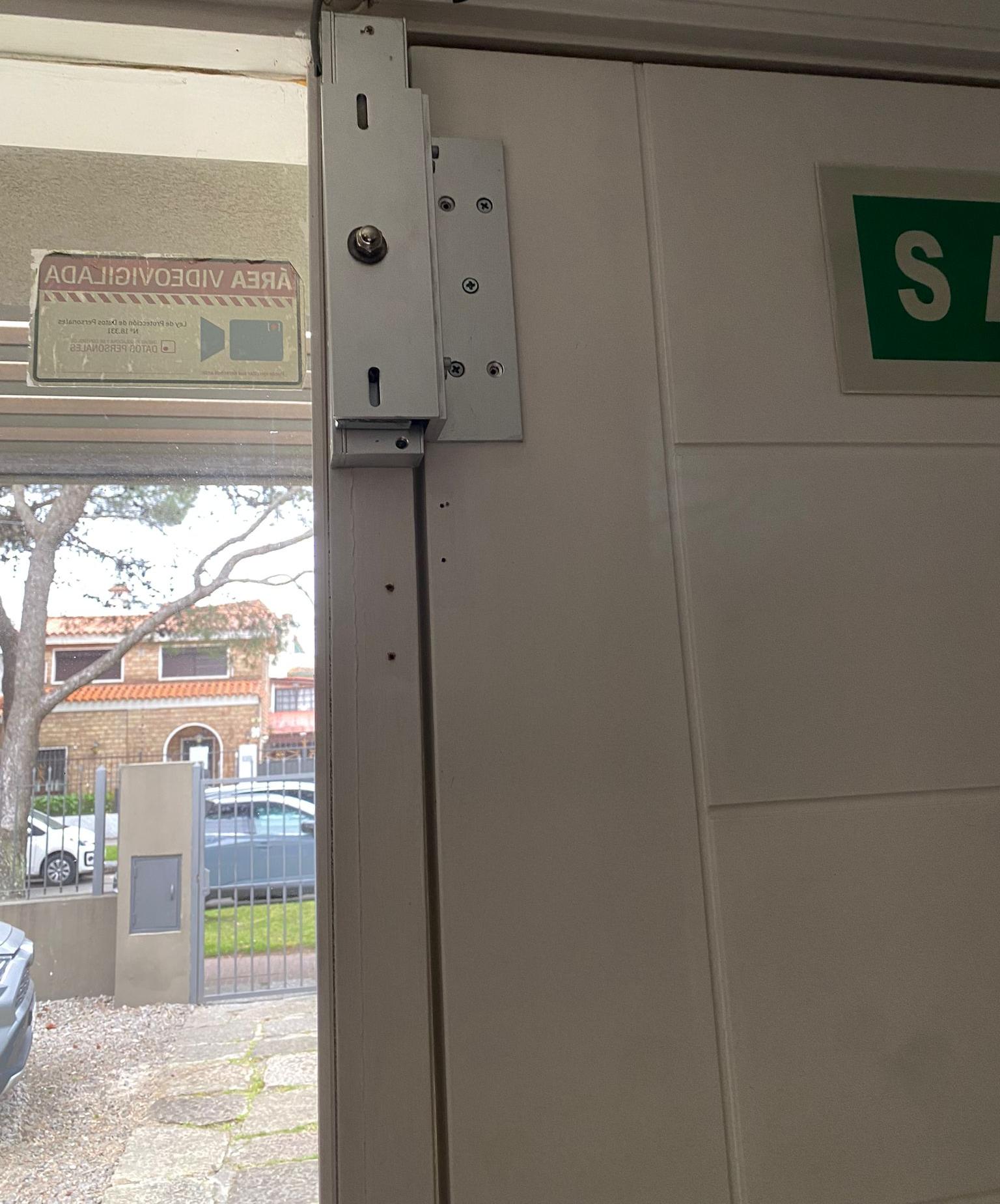 Mecanismo de apertura en puerta de acceso