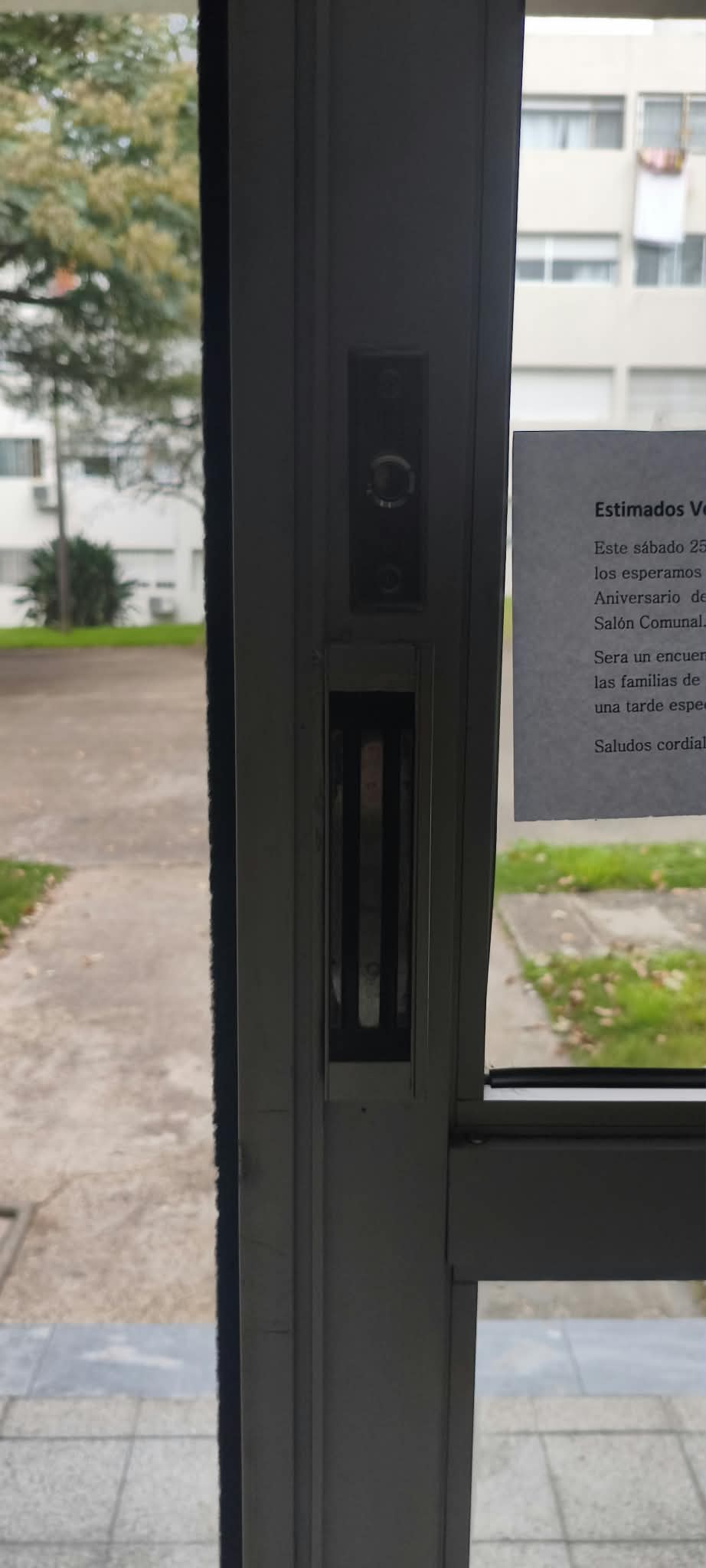 Cerradura electromagnética en puerta de ingreso