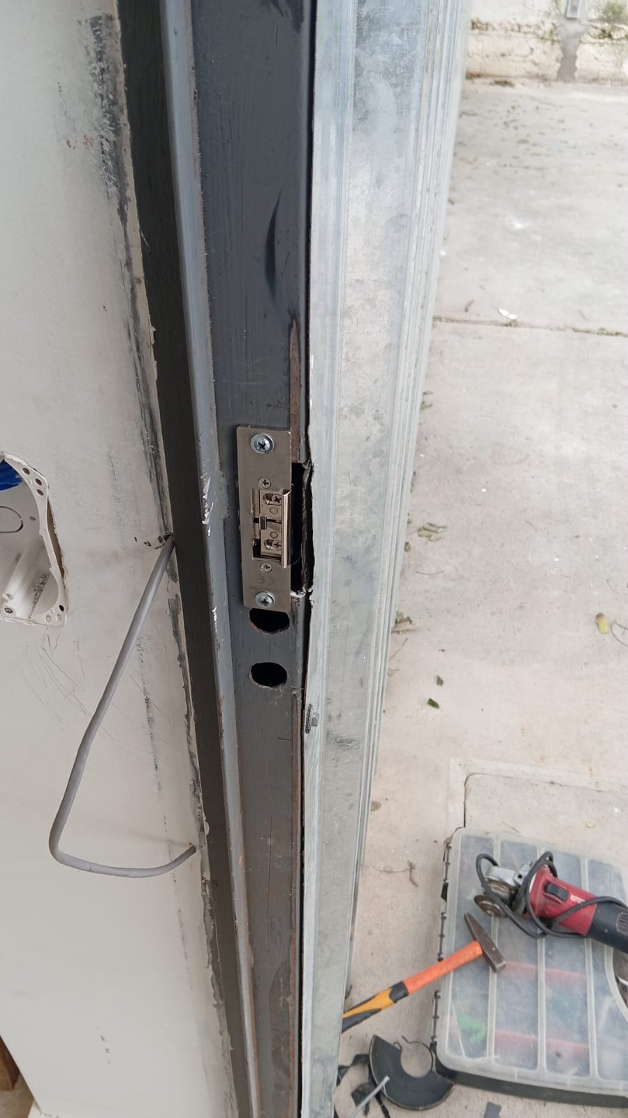 Pestillo eléctrico en proceso de instalación