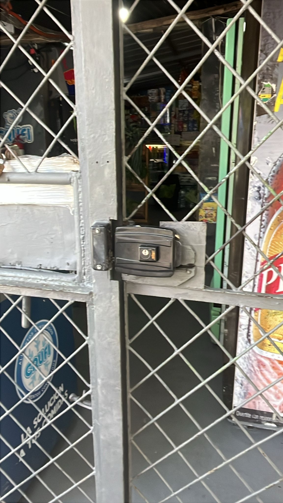 Cerradura eléctrica instalada en comercio