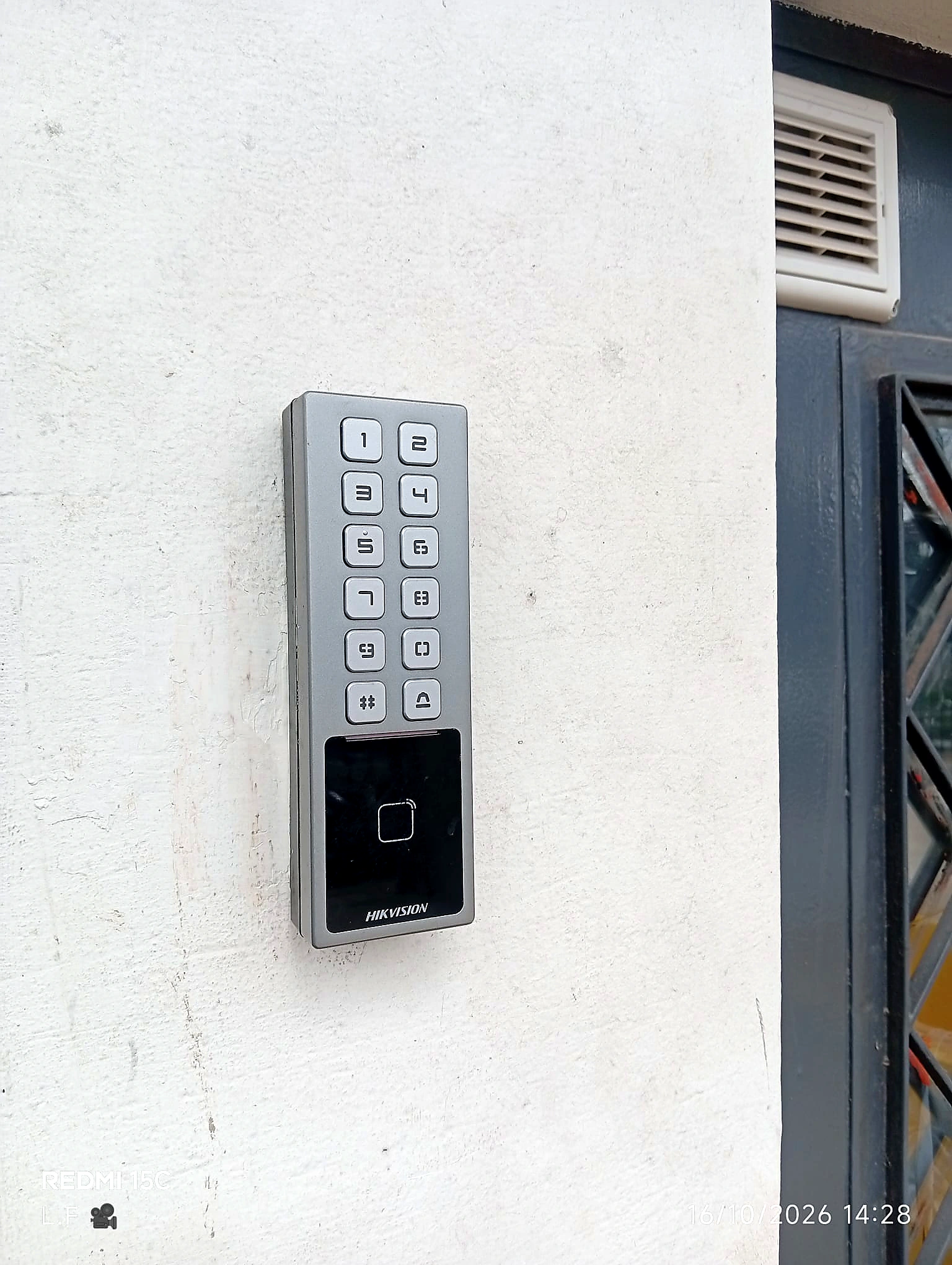 Control de acceso con teclado y lector de proximidad en exterior