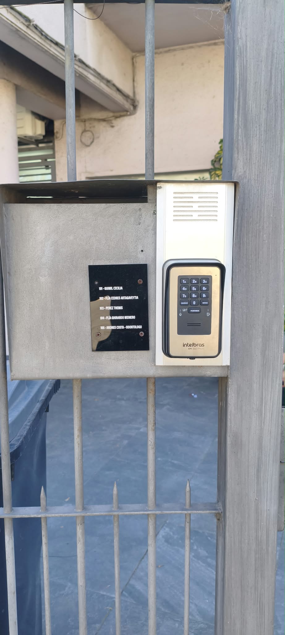 Frente de calle con teclado y directorio