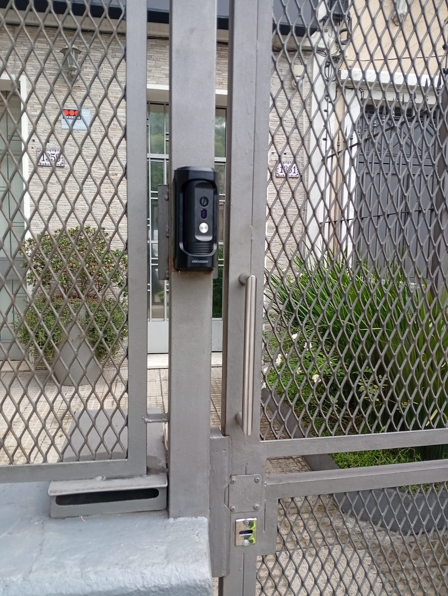 Videoportero en reja de acceso