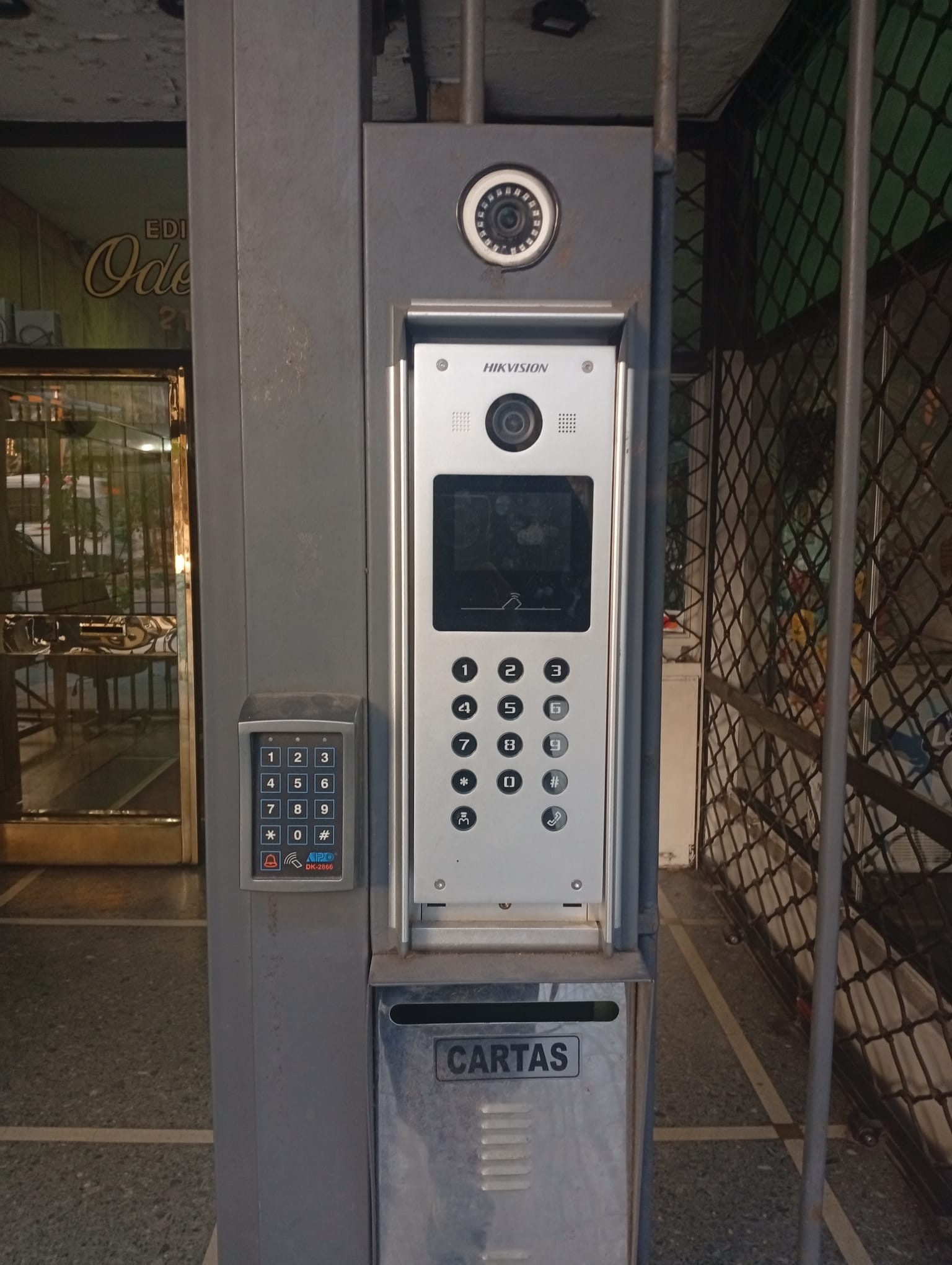 Frente de calle con control de acceso